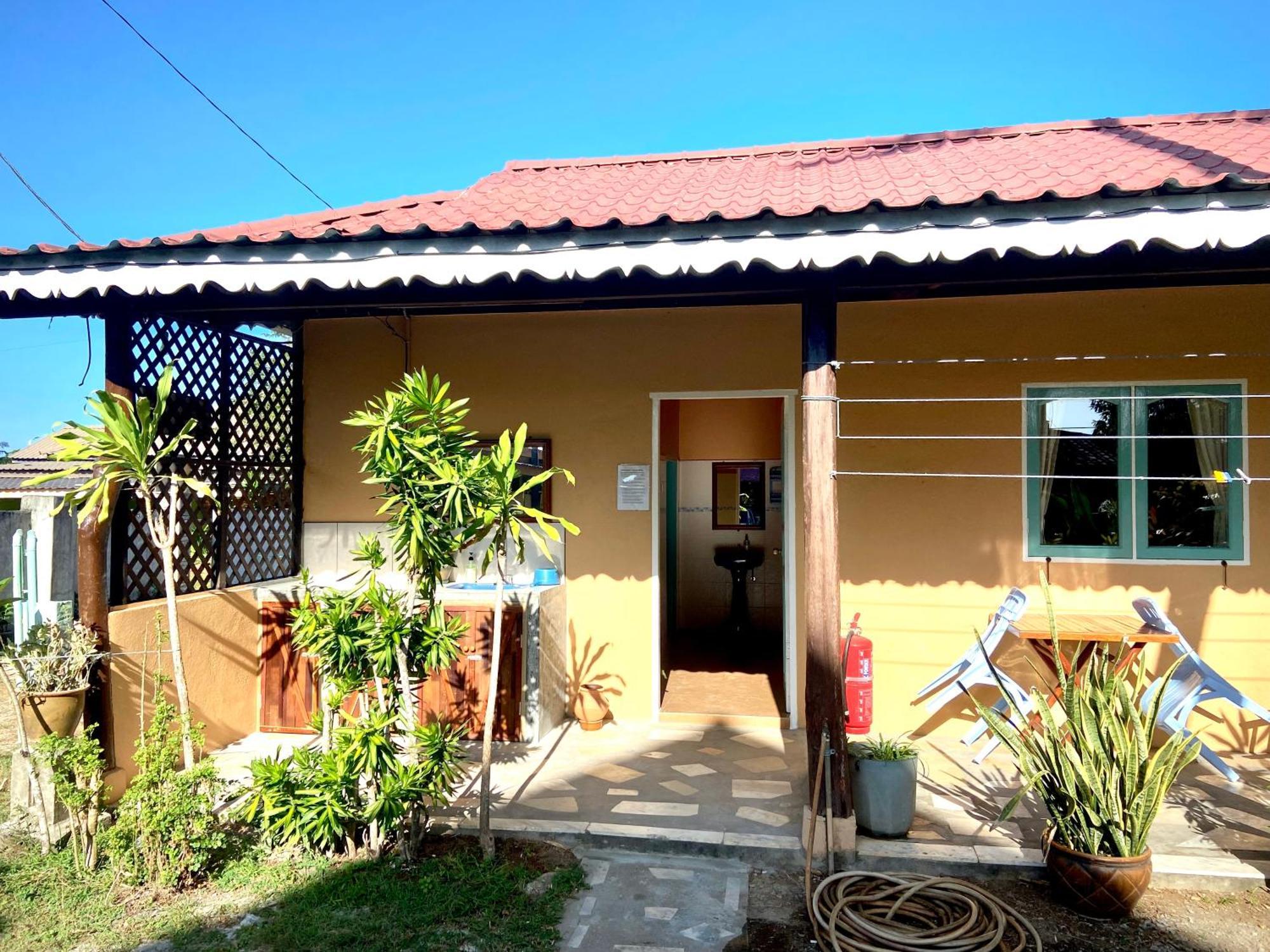 Soluna Guest House Pantai Cenang  Exterior photo