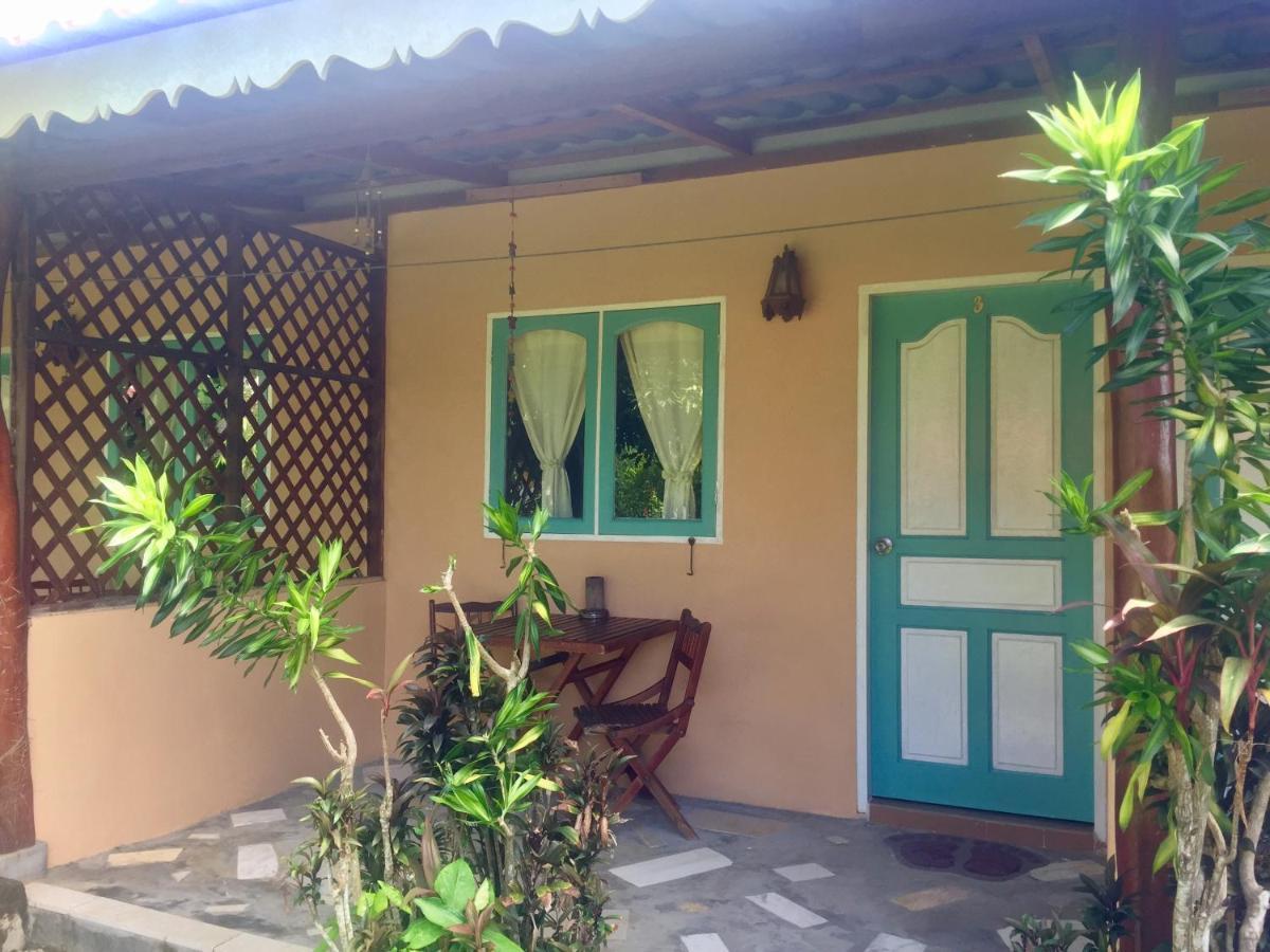 Soluna Guest House Pantai Cenang  Exterior photo